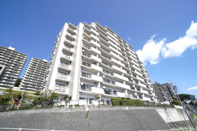 【外観】 | 【上質リノベ】井口台パークヒルズ壱番館 | 【耐震性】
耐震性の高さを判断するポイントは、
建築確認申請日が1981年6月1日以降の
新耐震基準に適合しているかどうか。
震度６程度の大地震でも
建物が崩壊しないレベルが基準になりました。