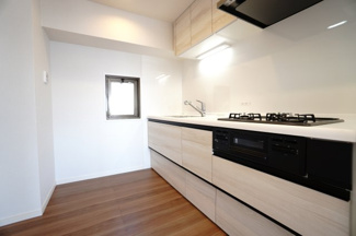 【キッチン】 | 【上質リノベ】井口台パークヒルズ壱番館 | 【キッチンルーム】
独立型キッチンのメリットは、人目を気にせずに調理に集中できます！
来客時に手元や調理場を見られることなく調理ができ、
隣接するリビングやダイニングまで油や煙が広がりにくくなります。