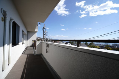 【バルコニー】 | 【上質リノベ】井口台パークヒルズ壱番館 | 【バルコニー】
リビング全面が接するワイドバルコニー。
前面の建物が邪魔することなくよく陽が当たり、お洗濯物もすぐ乾きそう！
この位の広さがあると、エアコン室外機を置いても十分なスペースを保てます。