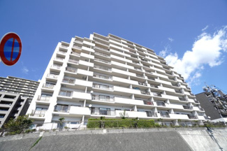 【外観】 | 【上質リノベ】井口台パークヒルズ壱番館 | 【耐震性】
耐震性の高さを判断するポイントは、
建築確認申請日が1981年6月1日以降の
新耐震基準に適合しているかどうか。
震度６程度の大地震でも
建物が崩壊しないレベルが基準になりました。