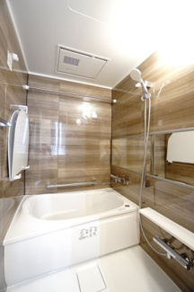 【浴室】 | 【上質リノベ】井口台パークヒルズ壱番館 | 【バスルーム】
TOTO社製RWシリーズは
「ゆるリラ浴槽」「カラリ床」で独自の技術によりバスタイムを
よりよく演出してくれます！
更に、浴室暖房乾燥機が標準設備！
お手入れが楽なシステムバスです。