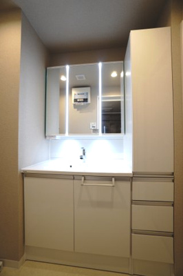 【独立洗面台】 | 【上質リノベ】井口台パークヒルズ壱番館 | 【コスメカウンター】
Panasonic社製！
「美ルックツインラインLED照明」は、
従来の照明より自然な肌の色に見える照明。
肌の色味を美しく引き立て、
洗面ボウルも広くメイクの時間をより素敵に。