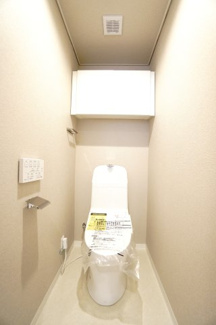 【トイレ】 | 【上質リノベ】井口台パークヒルズ壱番館 | 【レストルーム】
TOTO社製！きれいをまもるせいけつトイレ！
お掃除はサッとひとふきで完了！
少ない水で、汚れをしっかり洗い流します。
手洗い機能付きなので、もしもの時も慌てない！
キャビネット付！