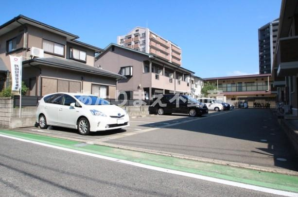 フラット・オブラダの駐車場