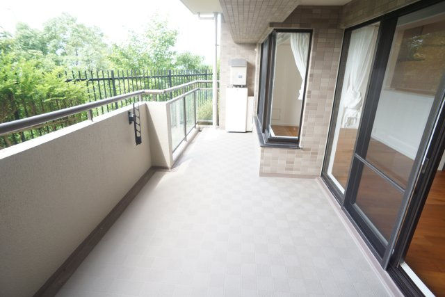 ラ・ビスタ宝塚ウエストウイング３番館のバルコニー
