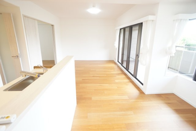 ラ・ビスタ宝塚ウエストウイング３番館の居間・リビング