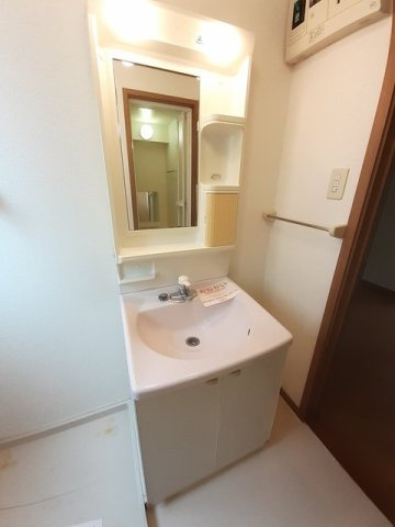 サニーサイドの洗面所|明るい洗面所です★