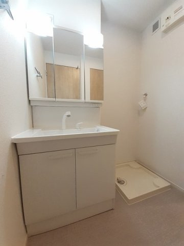 シャテーニュの洗面所|三面鏡の洗面台です☆