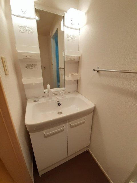 ヒッコリー　リッジ弐番館の洗面所|明るい洗面所です★