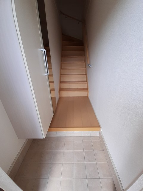 グレイスフルヒロ弐番館の玄関|シューズボックス付きの玄関です☆