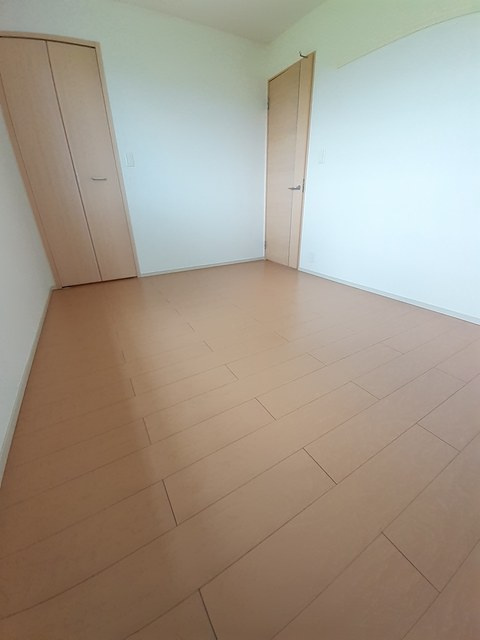 グレイスフルヒロ弐番館の寝室|クローゼット付の寝室です☆