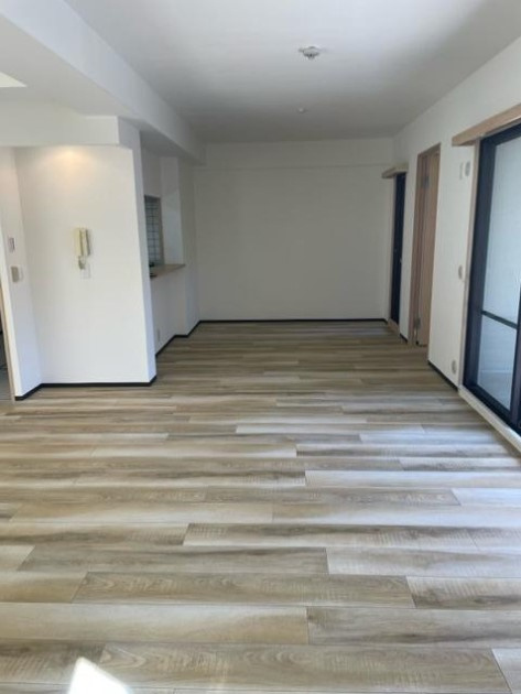 サンシティ桂坂ロイヤル壱番館|リビングはテラス・バルコニーへ繋がっているので温かな光が差し込み、風通しも良好です♪