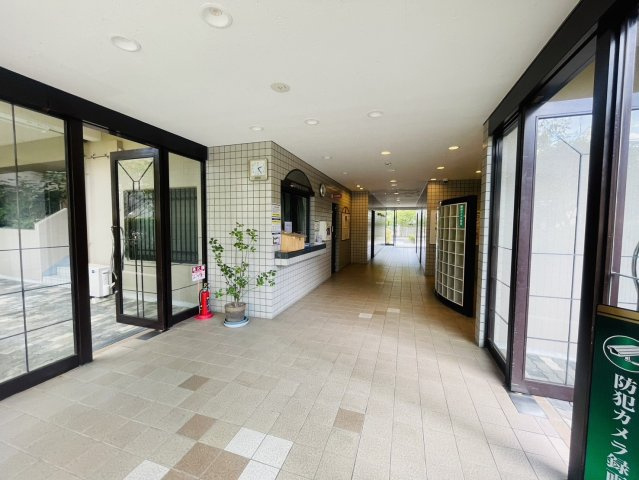 サンシティ桂坂ロイヤル壱番館|エントランスには明るい光が差し込み開放的な空間です♪