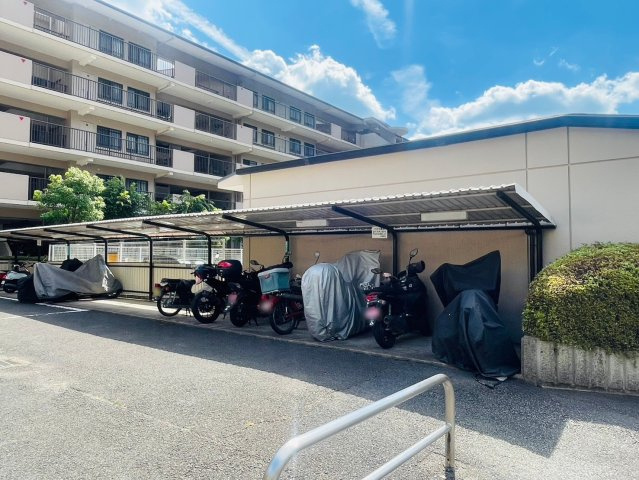 サンシティ桂坂ロイヤル壱番館|屋根付きのバイク置場あり！
雨の日にレインコートを着たりする際にも濡れにくい♪