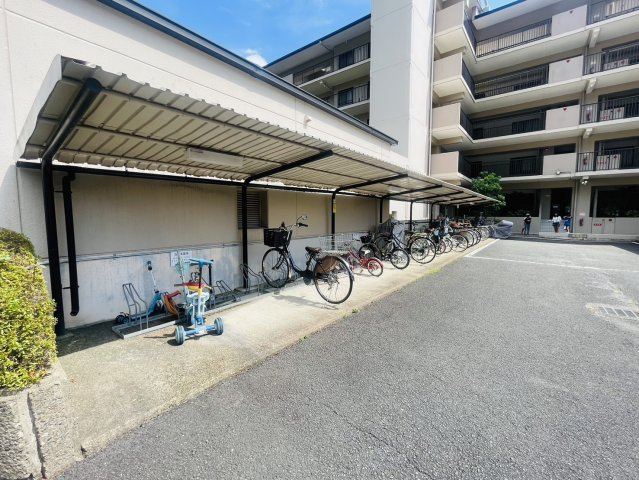サンシティ桂坂ロイヤル壱番館|駐輪場も屋根付き！
整備されているので安心♪