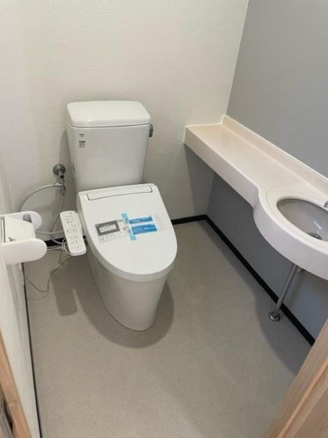 サンシティ桂坂ロイヤル壱番館|手洗いスペース付で手を清潔に保てます！下部が空いているので備品などの予備を収納OK！
温水洗浄便座なので、冬もひんやりせず落ち着く空間です♪
