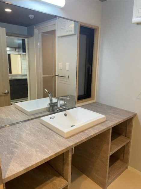 サンシティ桂坂ロイヤル壱番館|洗面化粧台はスッキリ清潔感のある印象♪
下部収納も充実！