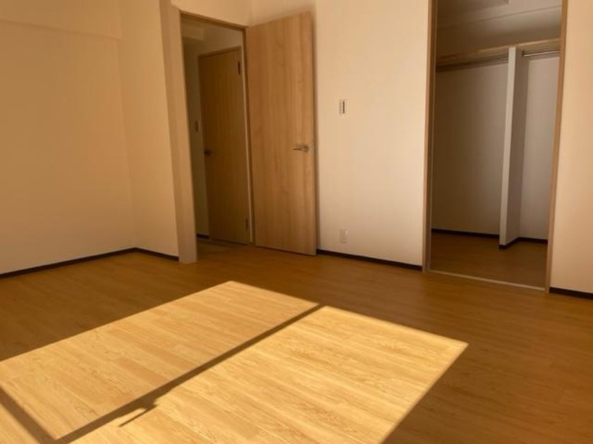 サンシティ桂坂ロイヤル壱番館|３部屋にそれぞれウォークインクローゼットがあるので収納に困りません！