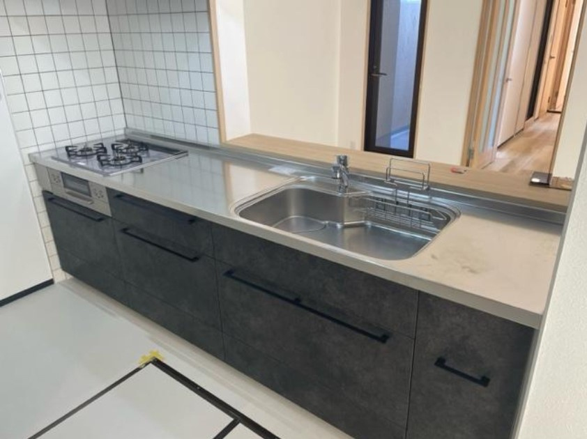 サンシティ桂坂ロイヤル壱番館|対面式キッチンですがリビングスペースから回り込まなくていいような配置になっているので行き来がラクにできます！シックな印象で汚れも目立ちにくい♪