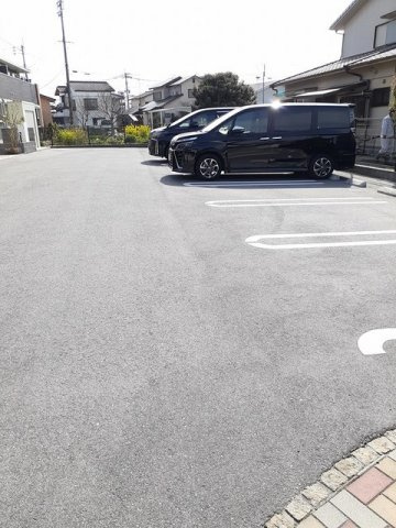 トレバージＡの駐車場|駐車スペースもあります☆