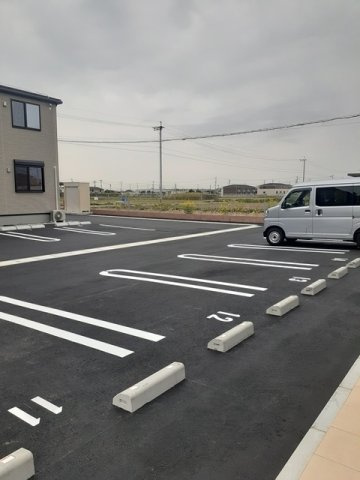 ピュア　ライヴ　ＸⅢ　Ｂ棟の駐車場|駐車スペースもあります☆