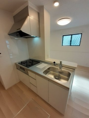 マカニ　レア　Ｃのキッチン|3口コンロ・グリル付のシステムキッチンです♪