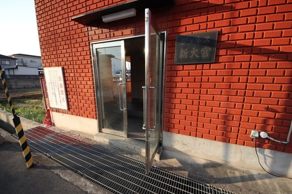 ジュネス新大宮のエントランス