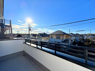 【展望】 | ◆川崎市麻生区王禅寺東新築住宅◆ | ◆気持ちのいい空が見渡せる広いバルコニー。爽やかな風を感じて、心躍る素敵な暮らしがはじまります。通風・採光にも優れ、心地よい光と風があふれています。