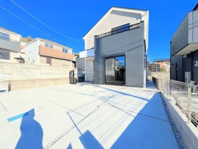 【外観】 | ◆川崎市麻生区王禅寺東新築住宅◆ | ◆爽やかな青空の下に贅沢なほどに降り注ぐ陽光、豊かな居住性と、クオリティが見事に調和した住空間は、住まうことの喜びを感じさせてくれます。ゆとりある広い敷地で開放的なお住まいです。