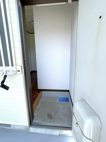 コープ野村C棟の玄関