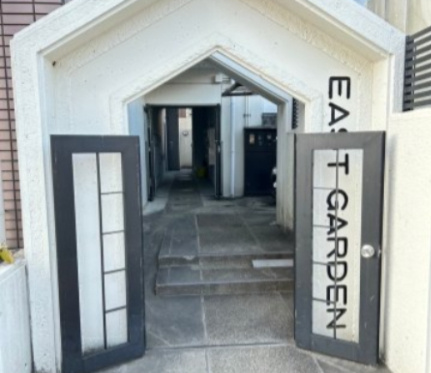 欠町 イーストガーデン ポプラ館のエントランス