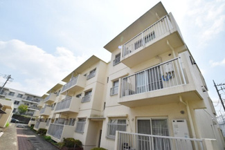 【外観】 | 青空によく映える建物です。手入れの行き届いた外壁やマンション正面エントランスなど、綺麗な姿をぜひ一度、現地にてご覧ください。～即日のご見学可能～　お問合せはお気軽にどうぞ。