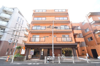 【外観】 | 青空によく映える建物です。手入れの行き届いた外壁やマンション正面エントランスなど、綺麗な姿をぜひ一度、現地にてご覧ください。～即日のご見学可能～　お問合せはお気軽にどうぞ。
