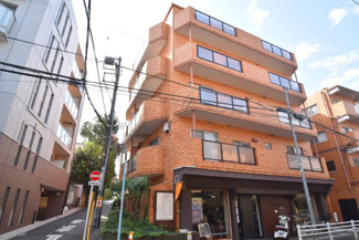 【外観】 | 手入れの行き届いた外壁やエントランスなど、「見ればわかる」レベルで清潔感を保ったマンションです。築年数を感じさせない姿で皆様をお出迎えします。～即日のご見学可能～　お問合せはお気軽にどうぞ。