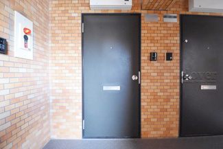 【その他共用部分】 | 皆様をお迎えする、お部屋の玄関ドア。開けやすさや開放角度、ドアノブの操作しやすさや鍵の形状などを、現地で一度ご確認ください。～即日のご見学可能～　お問合せはお気軽にどうぞ。