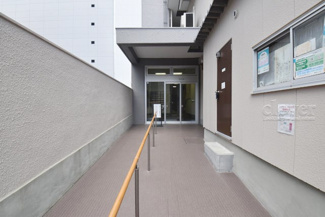 【エントランス】 | マンションの正面エントランス。出入りする人間を癒してくれるマンション入り口であり、その建物の「顔」でもあります。～即日のご見学可能～　お問合せはお気軽にどうぞ。