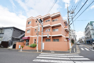 【外観】 | 私たち不動産業スタッフは、よく「いい面構えの建物です」「雰囲気ありますねえ」という言葉を使いますが、当マンションもまさにそのような姿で佇んでいます。～即日のご見学可能～　お問合せはお気軽にどうぞ。