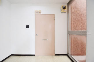【その他共用部分】 | 皆様をお迎えする、お部屋の玄関ドア。開けやすさや開放角度、ドアノブの操作しやすさや鍵の形状などを、現地で一度ご確認ください。～即日のご見学可能～　お問合せはお気軽にどうぞ。
