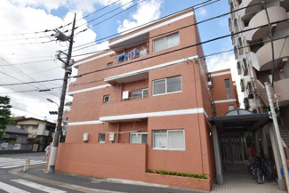 【外観】 | 青空によく映える建物です。手入れの行き届いた外壁やマンション正面エントランスなど、綺麗な姿をぜひ一度、現地にてご覧ください。～即日のご見学可能～　お問合せはお気軽にどうぞ。