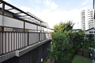 【展望】 | 眼前に広がる空の雄大さと、このお部屋の自慢の一つである「眺望」をご覧ください。毎日、この景色を独り占めできる新生活に夢が広がります。～即日のご見学可能～　お問合せはお気軽にどうぞ。
