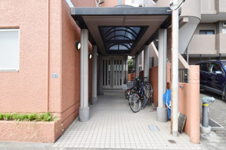 【エントランス】 | マンションの正面エントランス。出入りする人間を癒してくれるマンション入り口であり、その建物の「顔」でもあります。～即日のご見学可能～　お問合せはお気軽にどうぞ。