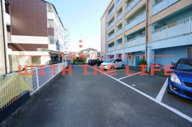 ハウスビューティフルモア【キャッシュバック対象】の駐車場|車をお持ちの方に嬉しい駐車場付きの物件です