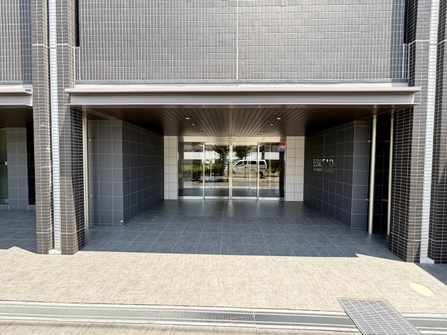 エスリード萱島セミリアのエントランス|落ち着いたエントランスです