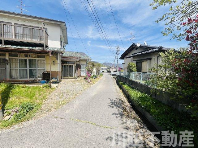 生活利便施設が徒歩圏内の中古戸建の前面道路含む現地写真|前面道路含む現地写真です
