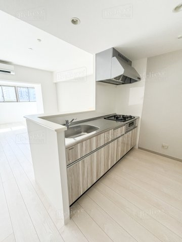 久留米市日吉町の賃貸マンションのキッチン|3口コンロ・グリル付きの使いやすいシステムキッチンです♪