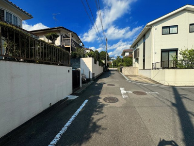 【前面道路含む現地写真】 | ◇◆横浜市緑区北八朔町　新築一戸建て◆◇ | ◆住宅ローンのご相談や周辺環境のご案内も含め、ローンに詳しい、地元に詳しいスタッフがお出迎えさせていただきます。お気軽にご相談ください。