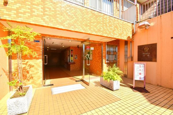 横浜市神奈川区白幡南町の中古マンションのエントランス|清掃もしっかりされており、
とてもきれいな共有部！