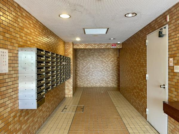 横浜市神奈川区白幡南町の中古マンションのエントランス|清掃もしっかりとされたマンションです。
安心・安全・快適にお過ごしください