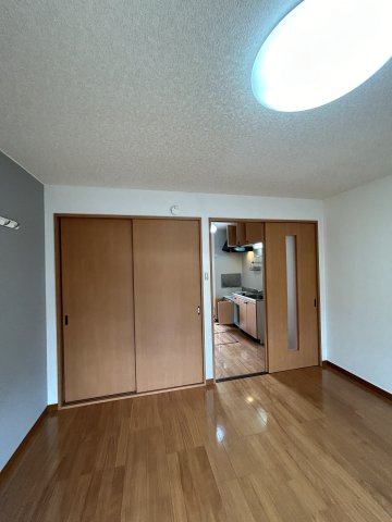 WINGの居間・リビング|個人の部屋や寝室として使える洋室です