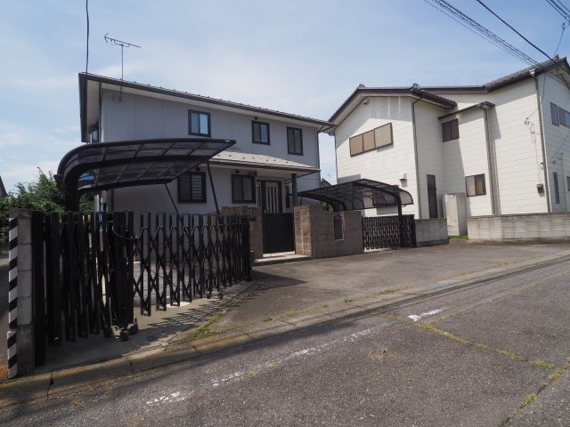 前橋市青柳町　中古住宅の前面道路含む現地写真